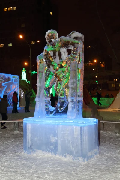 PERM, RUSSIA - 11 GENNAIO 2014: Scultura illuminata che muove l'hockey — Foto Stock