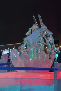 Perm, Rusya - ö. 11 Ocak 2014: heykel dağ kayakçı akşam