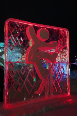 Perm, Rusya - ö. 11 Ocak 2014: Işıklı kırmızı freestyler kayakçı ch