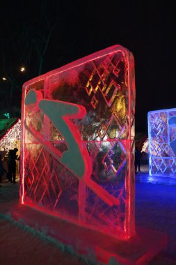 Perm, Rusya - 11 Ocak 2014: Işıklı kırmızı atlama kayakçı chara