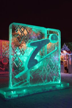 Perm, Rusya - 11 Ocak 2014: Işıklı atlama kayakçı karakter