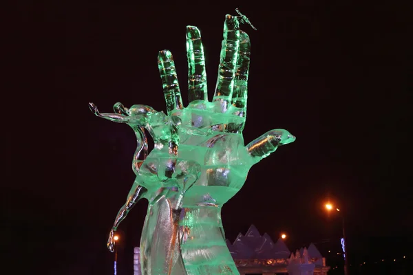 Dauerwelle, Russland - 11. Januar 2014: Skulptur Hand und tanzende Frau in — Stockfoto