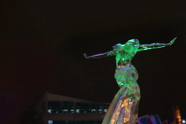 ПЕРМ, РОССИЯ - ЯН 11, 2014: Скульптурная женщина в ледяном городе даже — стоковое фото