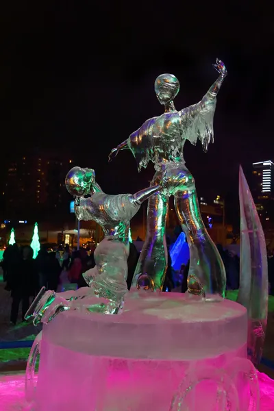 PERM, RÚSSIA - JAN 11, 2014: Escultura iluminada figura skatin — Fotografia de Stock