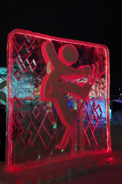 PERM, RUSIA - 11 ENE 2014: Esquiador Freestyler rojo iluminado ch —  Fotos de Stock