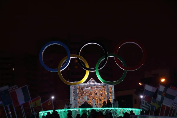 Perm, Rusko - 11 ledna 2014: osvětlené symbolem olympijských her — Stock fotografie