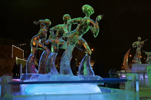 PERM, RUSSIA - 11 GENNAIO 2014: Pattino di figura scultura illuminato — Foto Stock