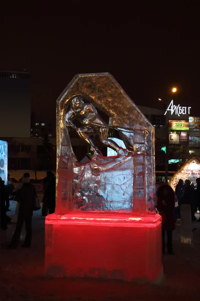 PERM, RUSSIA - 11 GENNAIO 2014: Sciatore di scultura illuminato in ghiaccio — Foto Stock