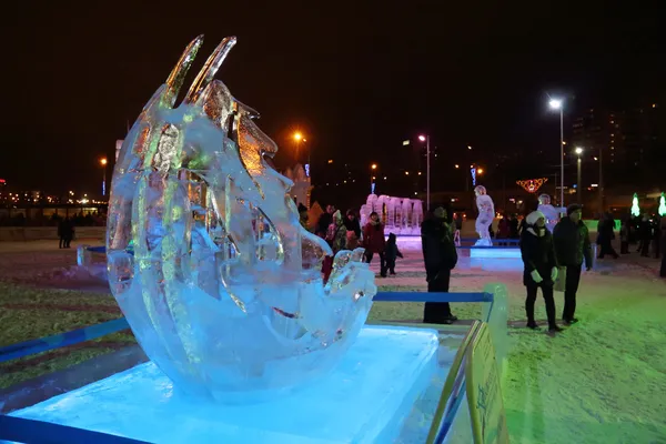 Perm, Federacja Rosyjska - 11 stycznia 2014: ludzie w pobliżu oświetlony rzeźby — Zdjęcie stockowe