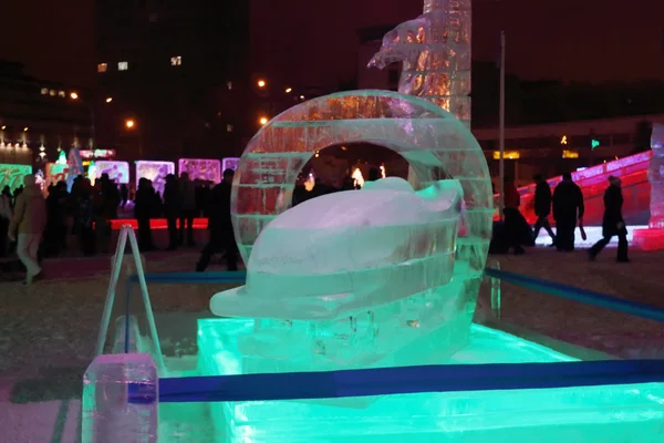 Dauerwelle, Russland - 11. Januar 2014: Skulptur Bob am Abend im Eis — Stockfoto