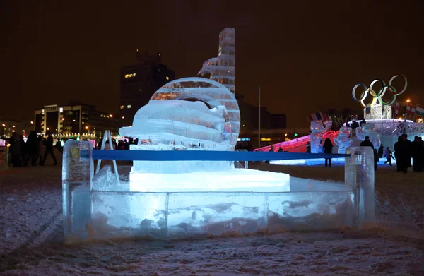 烫发，俄罗斯-2014 年 1 月 11 日： 雕塑有舵雪橇和 o 的象征 — 图库照片