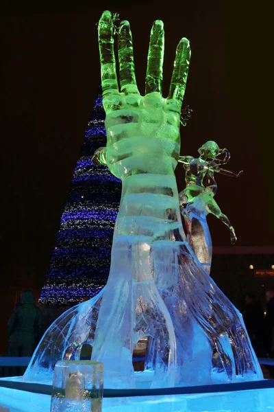 PERM, RUSSIA - JAN 11, 2014: Illuminated sculpture Hand and woma — Stock Photo, Image