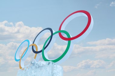 Perm, Rusya - ö. 6 Ocak 2014: bulutlu gökyüzü ve Olimpiyat gam sembolü