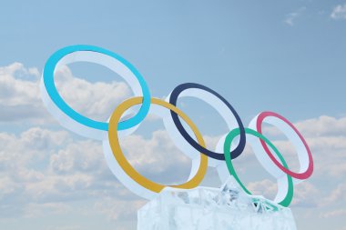 Perm, Rusland - 6 jan 2014: blauwe hemel en een symbool van de Olympische spelen