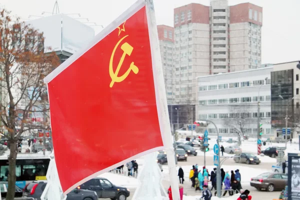 Flag of Soviet Union on wind at winter cloudy day in street of c — Stock Photo, Image