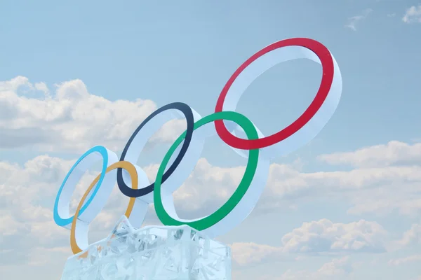 Dauerwelle, Russland - 6. Januar 2014: bewölkter Himmel und Symbol des olympischen Spiels — Stockfoto