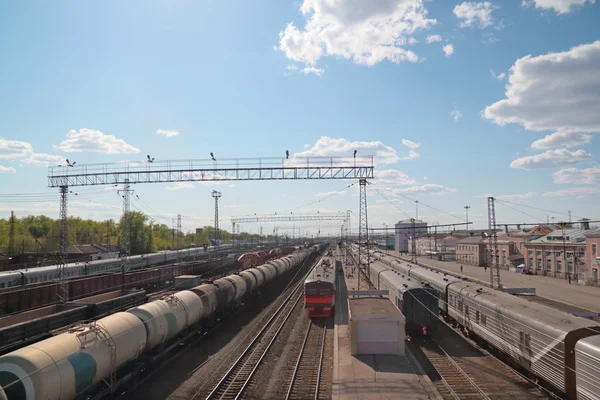 Många långa passagerare och godståg på järnvägsstationen i spr — Stockfoto
