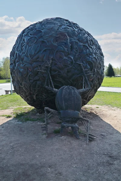 Perm, Rusland - 23 mei 2013: scarab kever en grote bal gemaakt van — Stockfoto