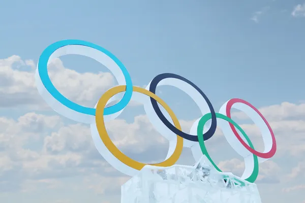 PERM, RUSSIA - 6 GENNAIO 2014: Cielo blu e simbolo dei Giochi Olimpici Foto Stock