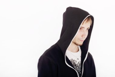 siyah hoodies ciddi yakışıklı genç adam uzakta stüdyoda görünüyor