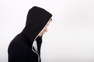 Profil sahibi genç adam uzakta stüdyoda seyir siyah hoodies