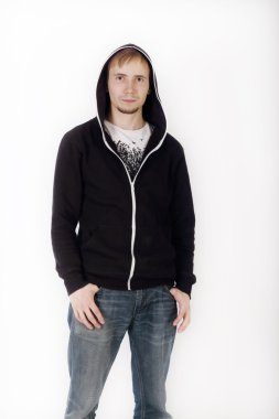 kamera, siyah hoodies ve kot yakışıklı delikanlı bakar