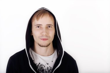 kamera Studio içinde siyah hoodies yakışıklı delikanlı bakar