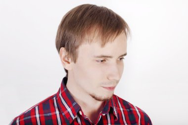 Kırmızı Kareli gömlekli sakallı genç bir adam olduğunu düşünüyor ve awa görünüyor