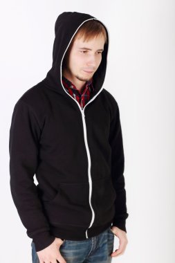 genç siyah hoodies ve kot üzgün yakışıklı adam uzakta görünüyor