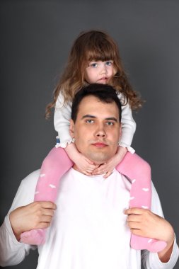 küçük kızın boynunda tutan genç Baba portresi