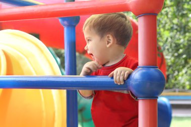 mutlu çocuğu oyun parkında oynayan kırmızı tişört