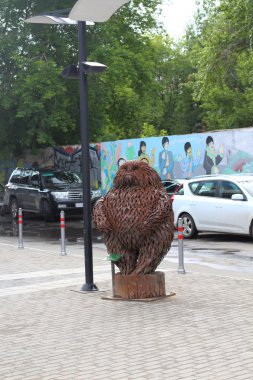 Perm, Rusya - ö. 18 Temmuz 2013: Kentsel heykel mishka kristal sineması yakınlarında