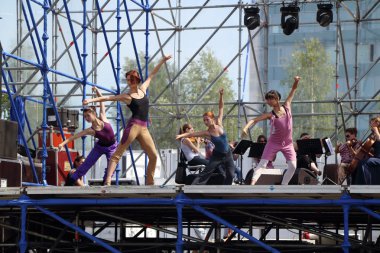 Perm, Rusya - ö. 17 Haziran 2013: wh aşamada provası, dansçılar