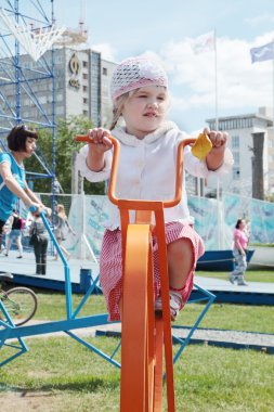 Perm, Rusya - ö. 15 Haziran 2013: kız, beyaz gecelik sıradışı Bisiklet