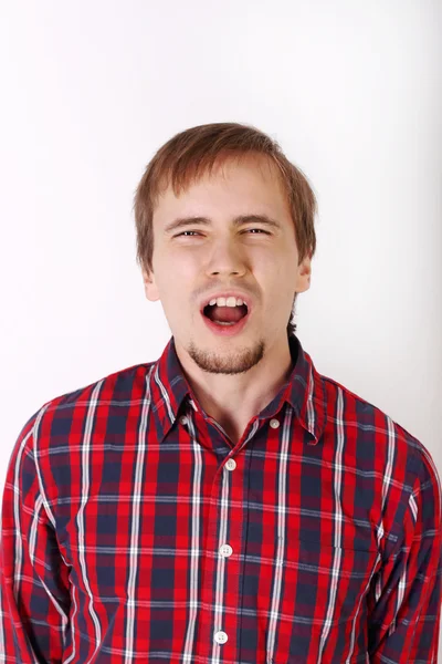 Fiatal férfi szakáll kockás piros inget beszólások — Stock Fotó