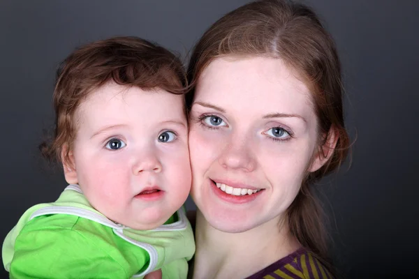 Familienporträt der schönen Mutter und des Babys von Angesicht zu Angesicht — Stockfoto