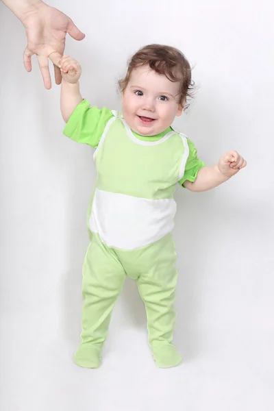 Boldog baba, hogy apa keze gazdaság első lépéseket — Stock Fotó