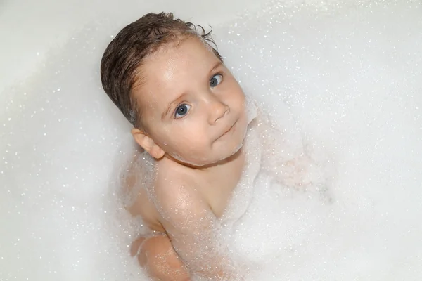 Ragazzo in sapone bianco guardando in alto — Foto Stock