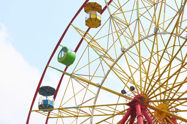 Yellow ferris wheel on blue sky — Stock Photo, Image