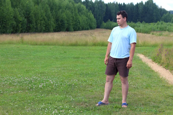 Grand jeune homme reposant sur l'extérieur de la ville — Photo