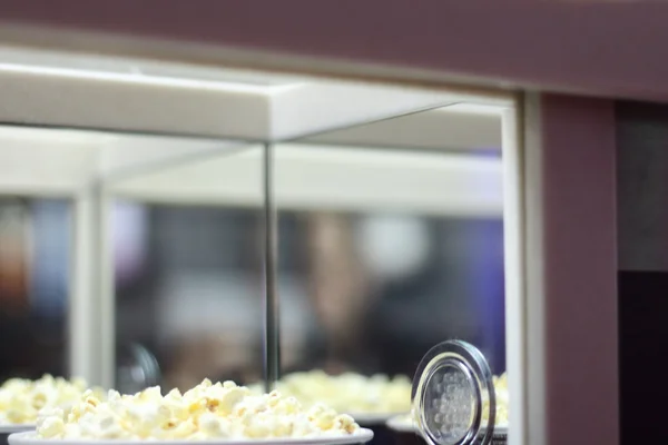 Stora portioner av popcorn på skyltfönstret i café — Stockfoto