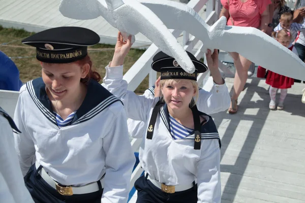 PERM, RUSIA - 15 DE JUN DE 2013: Las niñas en trajes de marineros llevan — Foto de Stock