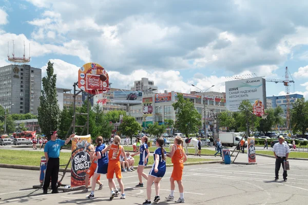 PERM, RUSSIA - 13 GIUGNO 2013: Le ragazze giocano al Youth Basketball Tour — Foto Stock