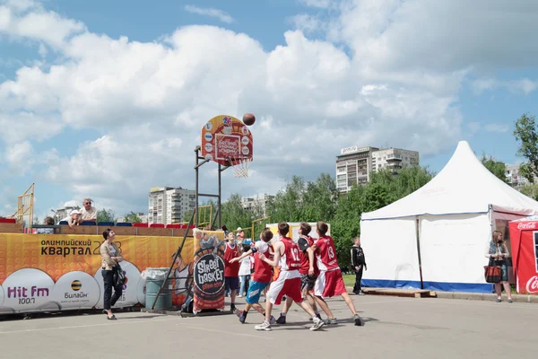 PERM, RUSSIA - 13 GIUGNO 2013: I giovani giocano al Youth Basketba — Foto Stock