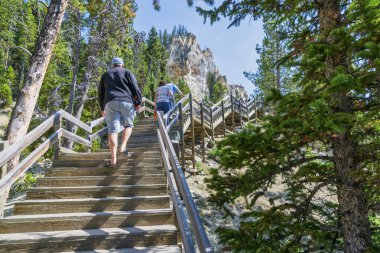 YELLOWStone, WY - 9 Eylül 2017 'de Yellowstone, WY' de merdiven çıkan turist.