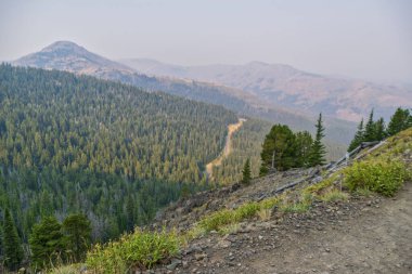 Yellowstone 'da orman yangını dumanı ile gökyüzü.