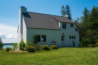 Eski Presque Adası Deniz feneri bekçileri kamarası halka açık bir parkta.
