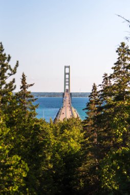 Mackinaw Köprüsü eşsiz bir yol manzaralı..