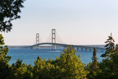 Yukarı yarımadadan gün batımından önce Mackinaw Köprüsü.