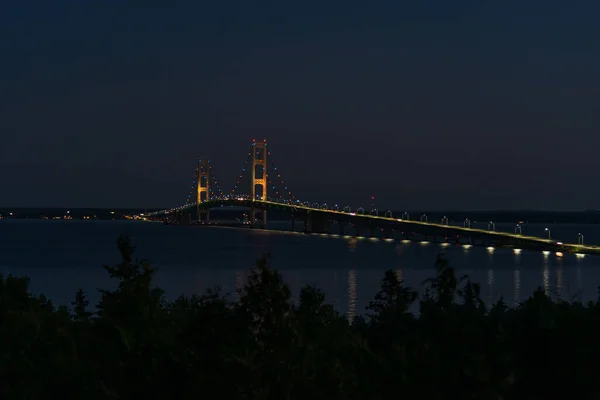 Il ponte di Mackinaw dopo il tramonto dalla penisola superiore. — Foto Stock